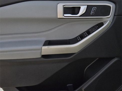 Used 2022 Ford Explorer XLT w/ Equipment Group 202A image 19