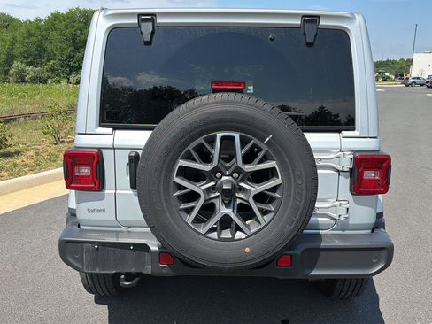 Used 2024 Jeep Wrangler Unlimited Sahara w/ Technology Group AWD/4WD image 2