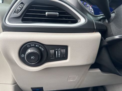 Used 2023 Chrysler Pacifica Touring-L image 15