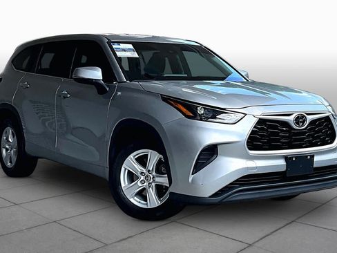 Used 2023 Toyota Highlander L FWD image 3