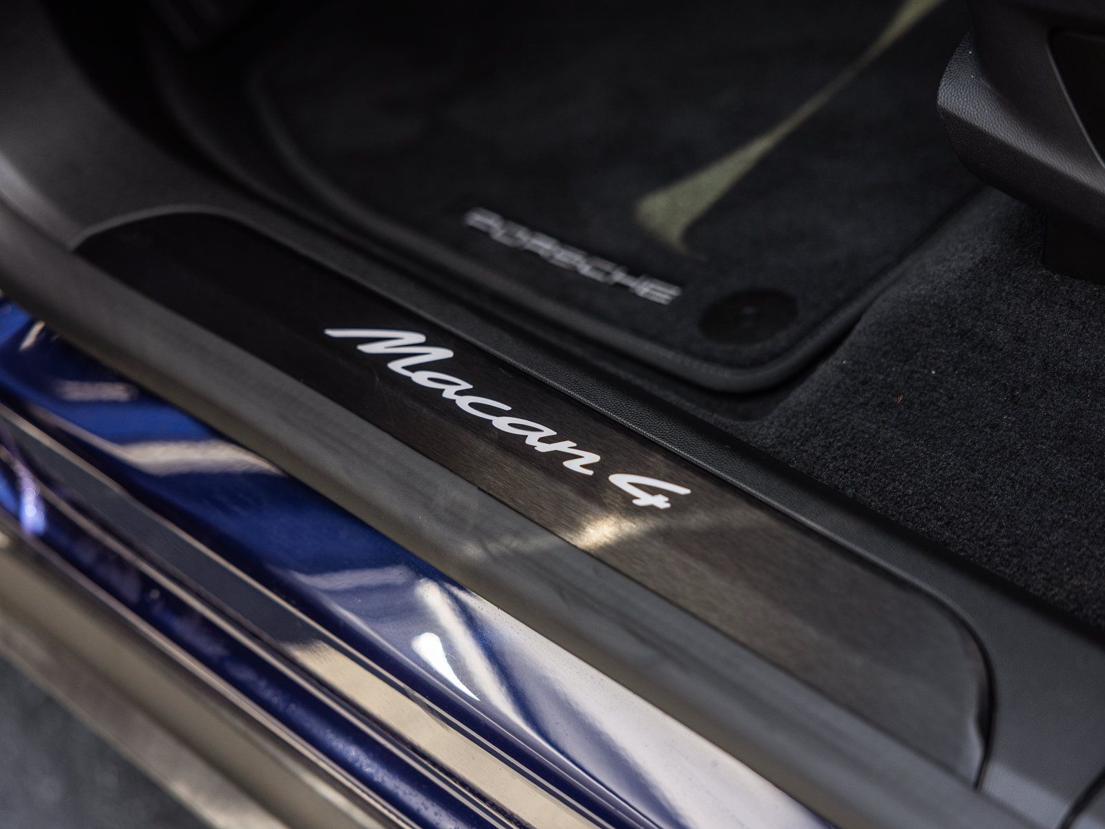 Certified 2025 Porsche Macan 4 Electric AWD/4WD image 15