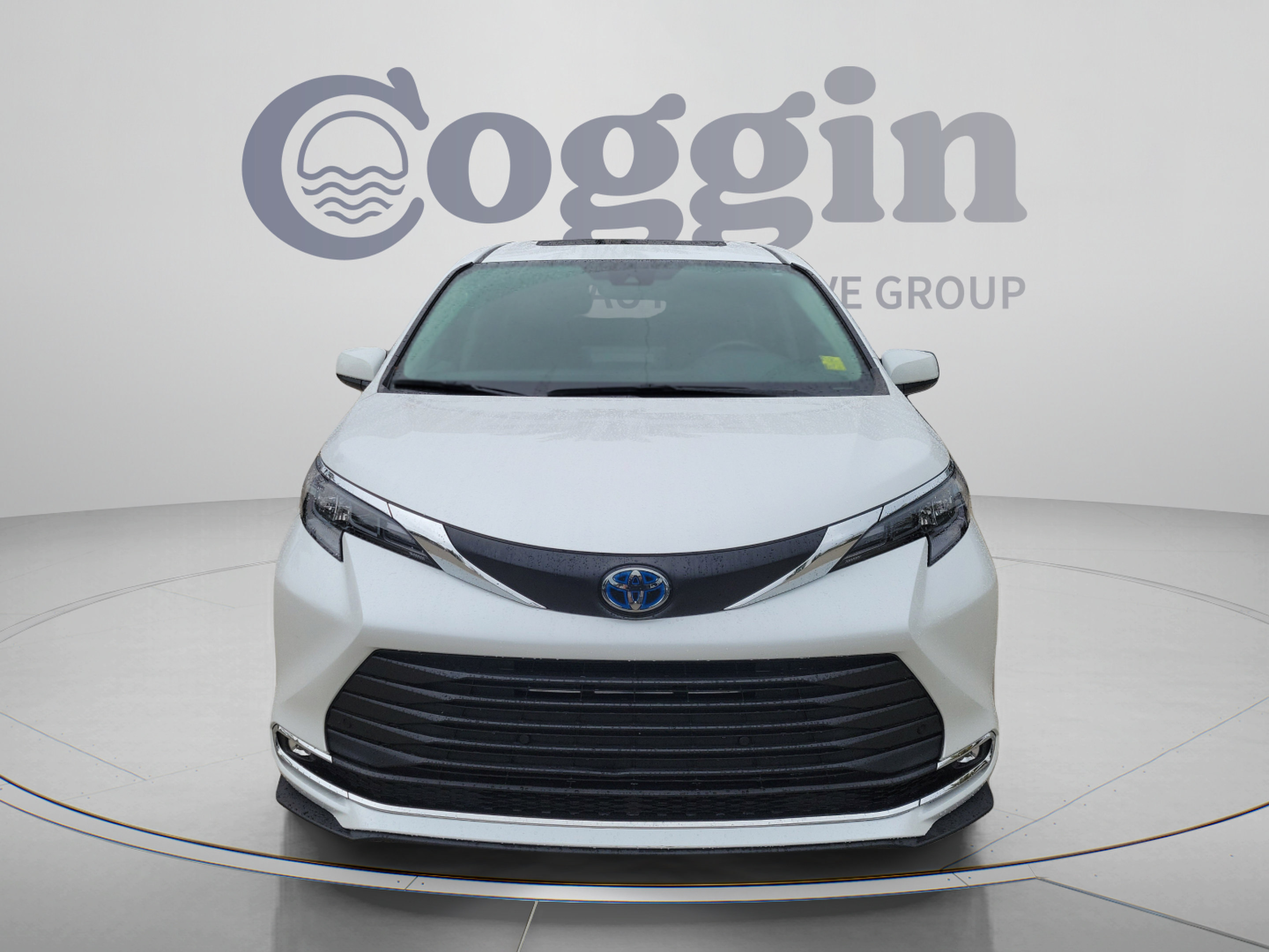 Certified 2024 Toyota Sienna XLE FWD image 5
