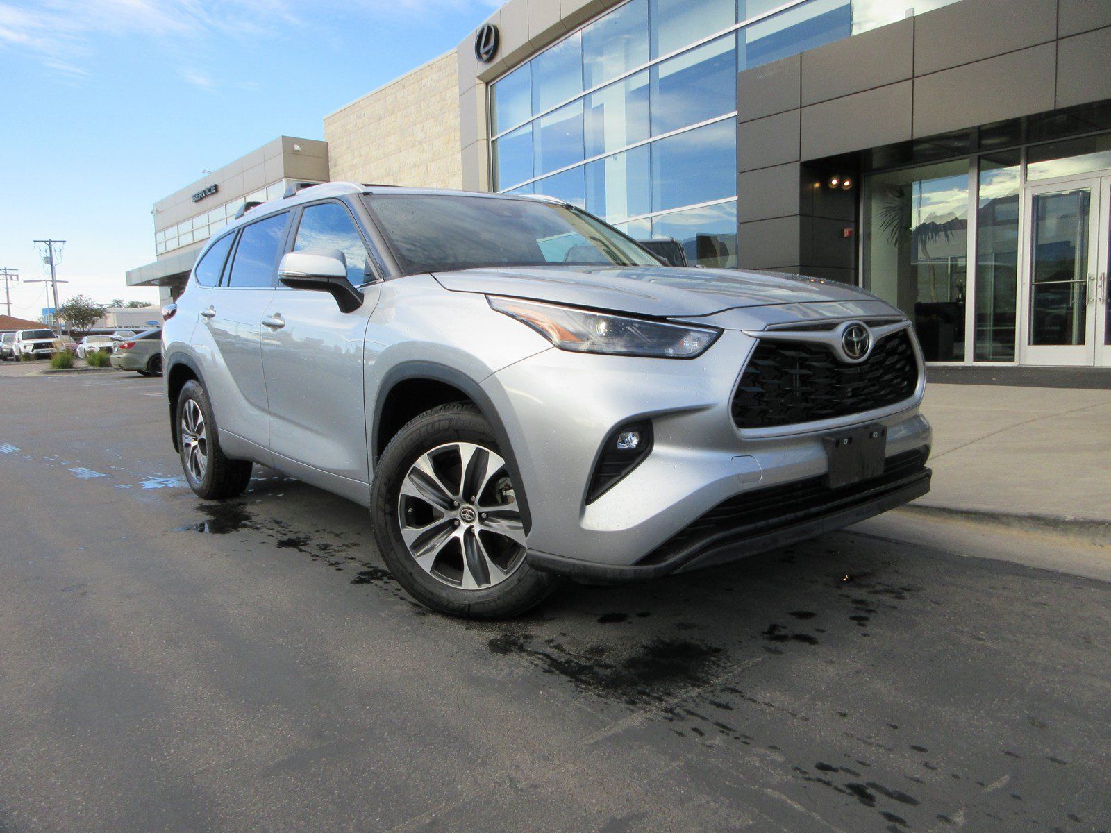 Used 2024 Toyota Highlander XLE AWD/4WD image 14