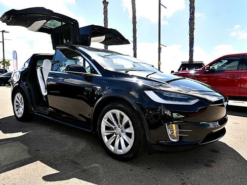 Used 2018 Tesla Model X 100D image 3