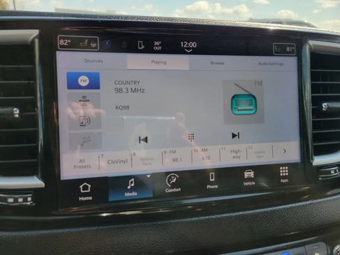 Used 2023 Chrysler Pacifica Touring-L image 14