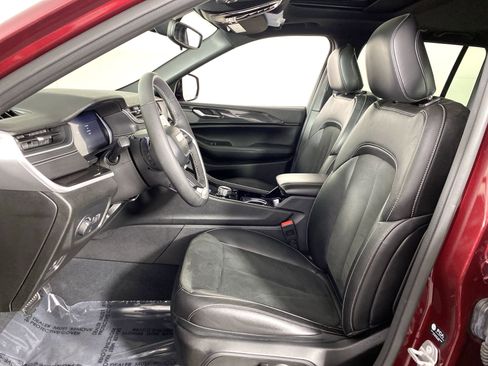 Used 2023 Jeep Grand Cherokee Altitude image 16