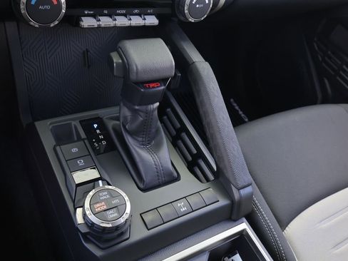 Certified 2025 Toyota Tacoma TRD Off-Road AWD/4WD image 25