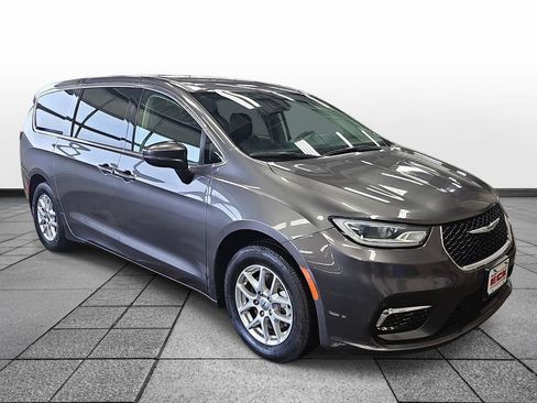 Used 2023 Chrysler Pacifica Touring-L FWD image 3