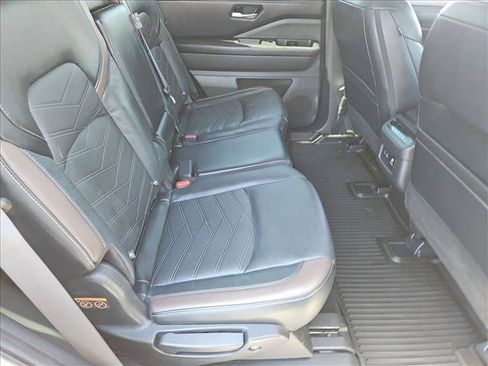 Used 2023 Nissan Pathfinder Platinum w/ Black Appearance Package FWD image 29