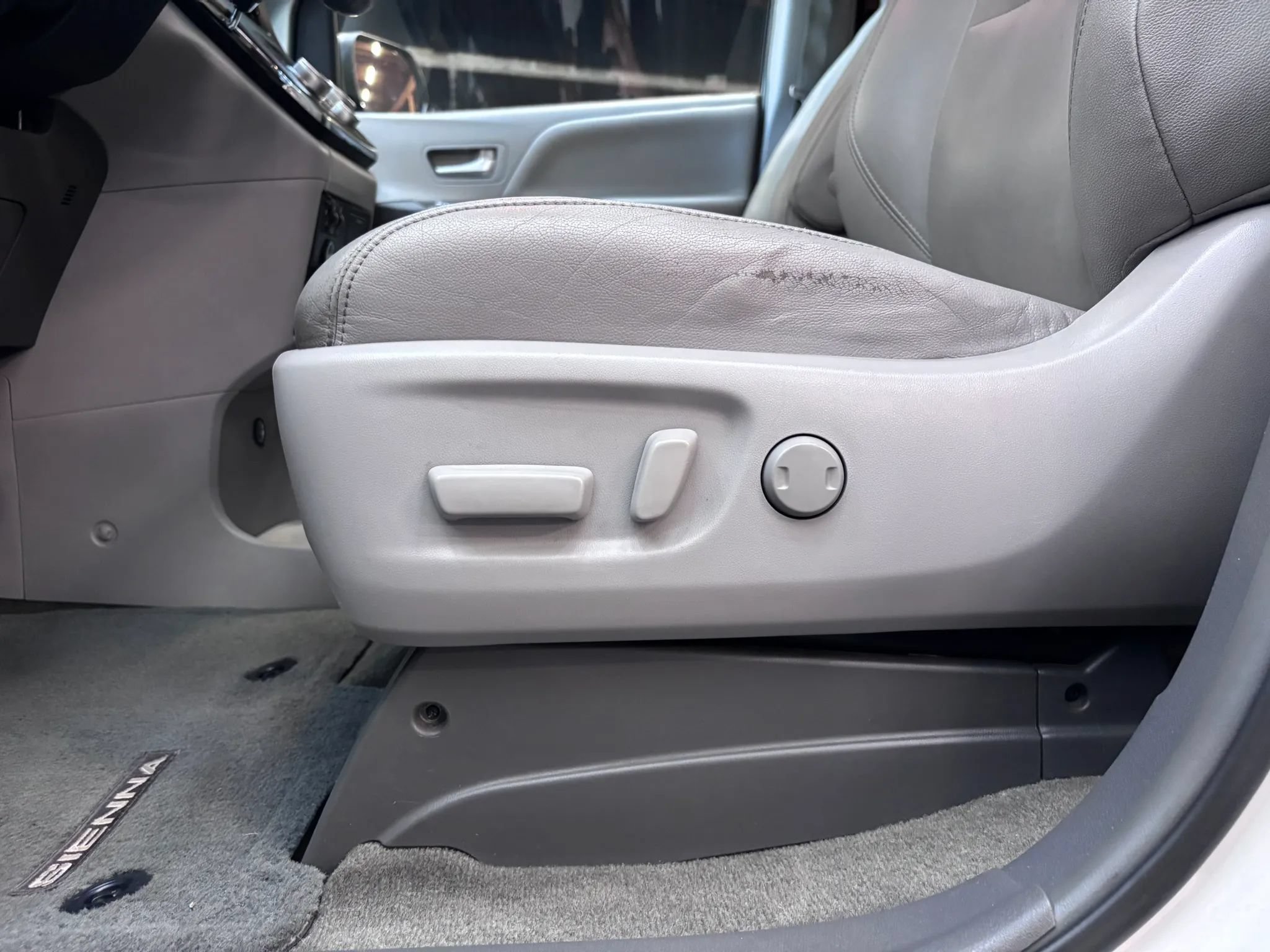 Used 2015 Toyota Sienna XLE w/ XLE Navigation Package FWD image 10
