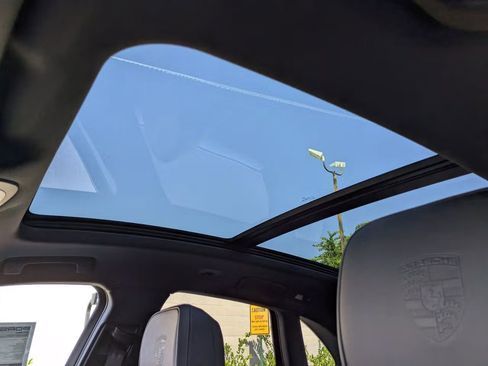 Certified 2025 Porsche Macan AWD/4WD image 28