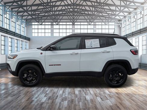 Used 2023 Jeep Compass Trailhawk image 7