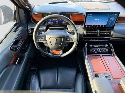 Used 2024 Lincoln Navigator Reserve image 18