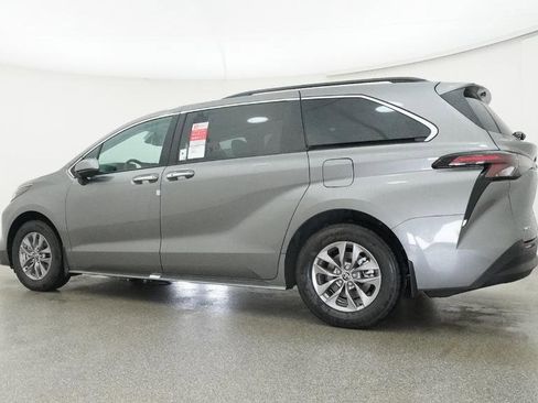 New 2026 Toyota Sienna XLE FWD image 7