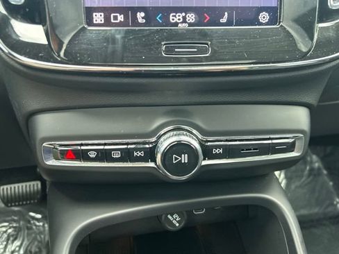 Certified 2025 Volvo XC40 B5 Plus AWD/4WD image 29
