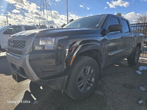 Used 2025 Nissan Frontier SV image 3