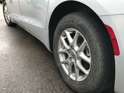 Used 2024 Chrysler Pacifica Touring-L image 12