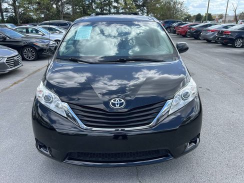 Used 2013 Toyota Sienna LE w/ Towing Pkg image 3