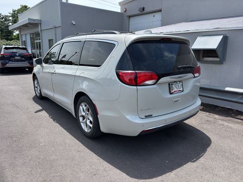 Used 2019 Chrysler Pacifica Touring Plus w/ Tire & Wheel Group FWD image 3