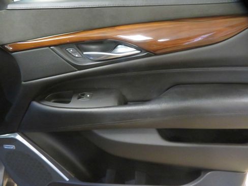 Used 2018 Cadillac Escalade Luxury AWD/4WD image 29