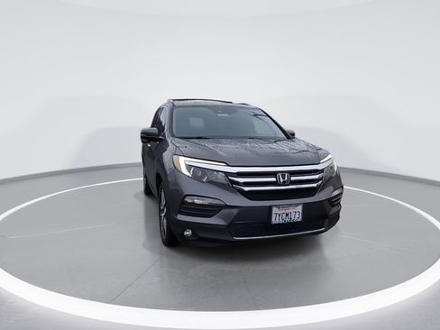 Used 2017 Honda Pilot Touring image 3
