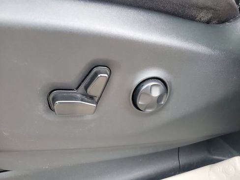 Used 2023 Chrysler Pacifica Touring-L FWD image 20