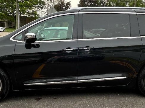 Used 2018 Chrysler Pacifica Limited FWD image 5
