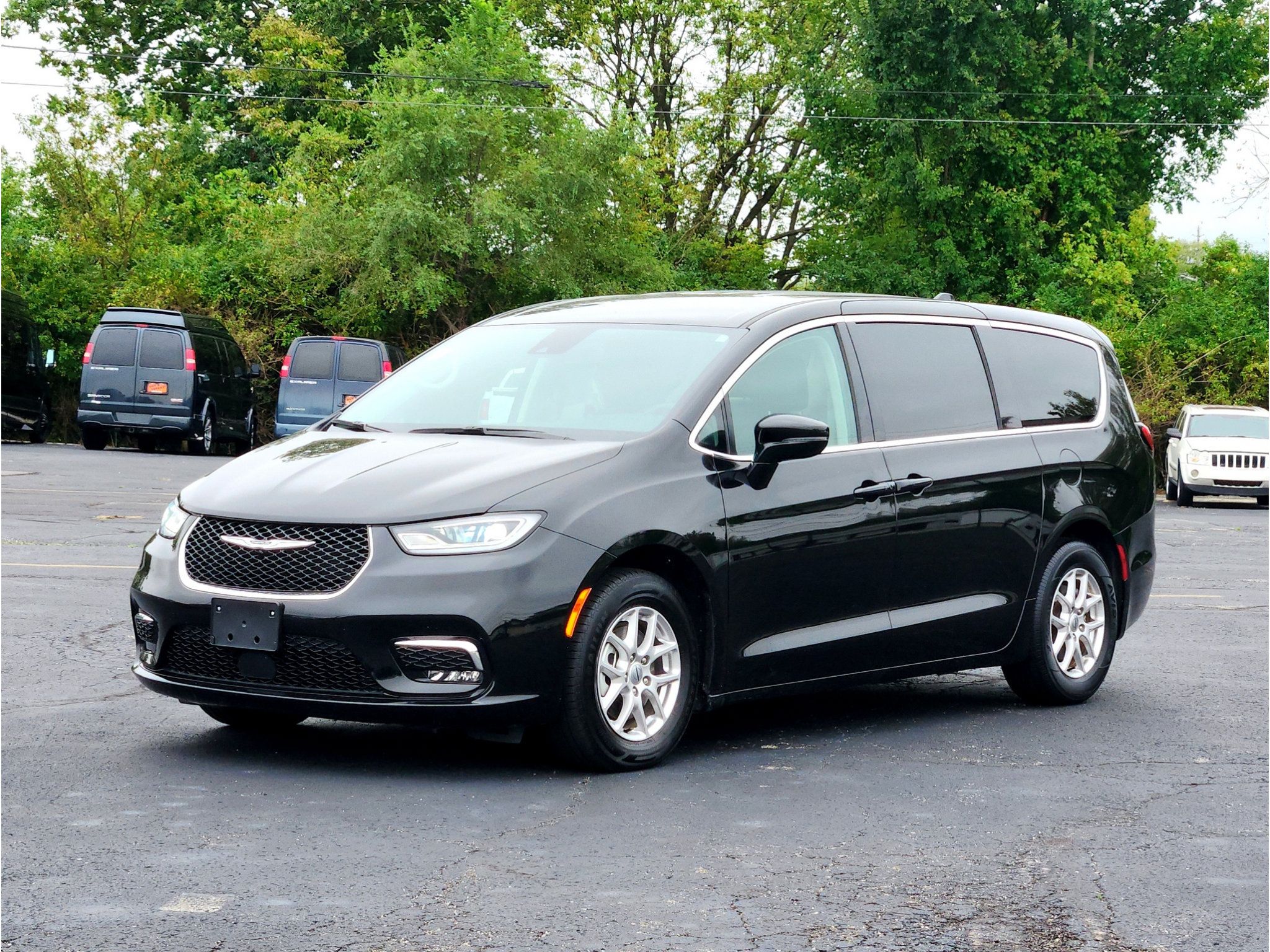 Used 2024 Chrysler Pacifica Touring-L FWD image 12