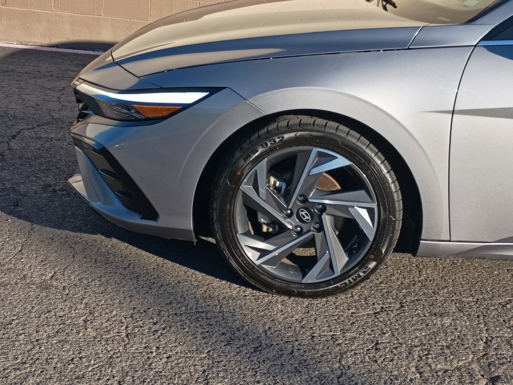 Certified 2025 Hyundai Elantra Limited FWD image 10