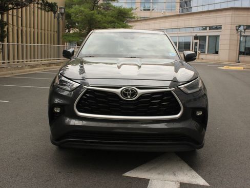 Used 2021 Toyota Highlander LE AWD/4WD image 3