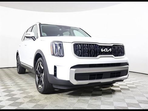 Used 2024 Kia Telluride EX w/ EX Captain's Chair Package FWD image 2