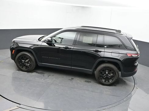 Used 2025 Jeep Grand Cherokee Altitude AWD/4WD image 39