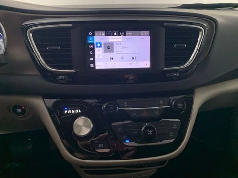 Used 2023 Chrysler Voyager LX FWD image 3