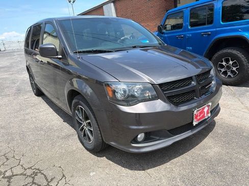 Used 2019 Dodge Grand Caravan SE FWD image 2
