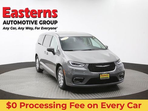 Used 2023 Chrysler Pacifica Touring-L FWD image 53