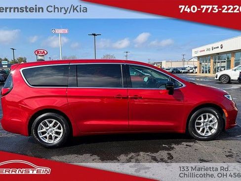 Used 2024 Chrysler Pacifica Touring-L image 29