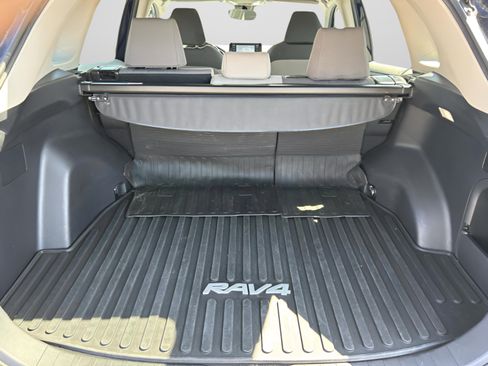 Used 2022 Toyota RAV4 XLE w/ Convenience Package AWD/4WD image 9