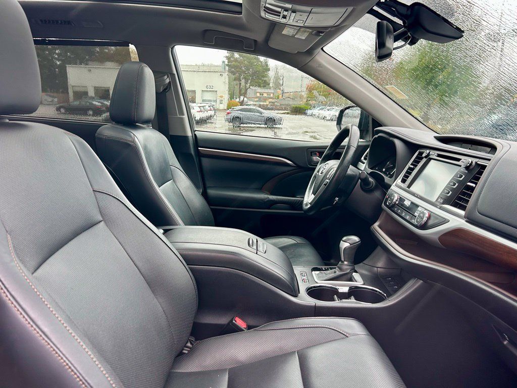 Used 2015 Toyota Highlander Limited Platinum AWD/4WD image 18