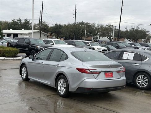 Used 2025 Toyota Camry LE image 5