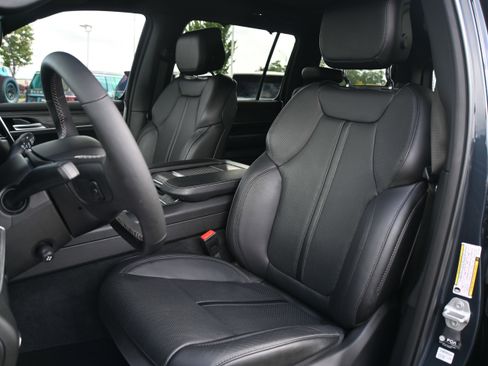 Used 2024 Jeep Wagoneer Series II w/ Convenience Group I image 7