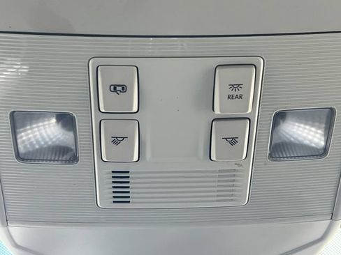 Used 2025 Volkswagen Jetta SE FWD image 33