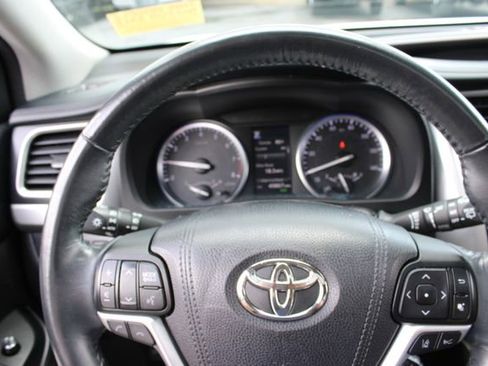 Used 2018 Toyota Highlander XLE AWD/4WD image 5