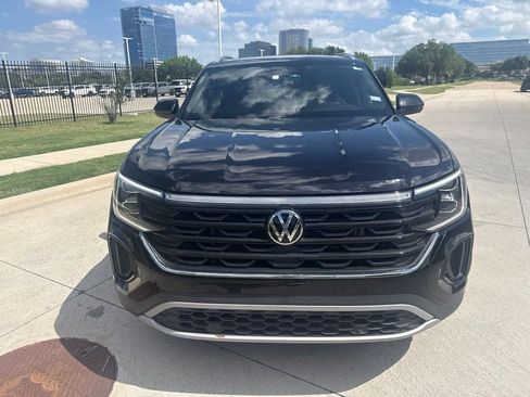 Used 2024 Volkswagen Atlas Cross Sport SE w/ Panoramic Sunroof Package FWD image 3