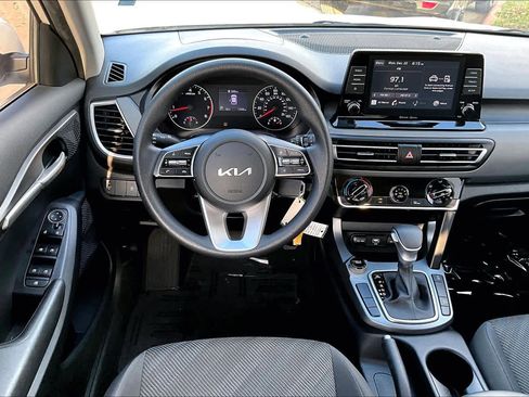 Used 2023 Kia Seltos LX image 5