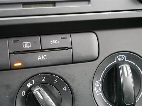 Used 2015 Volkswagen Jetta S image 33