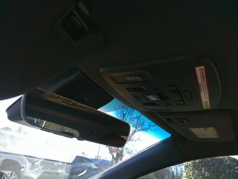 Used 2022 Toyota Avalon Limited image 27