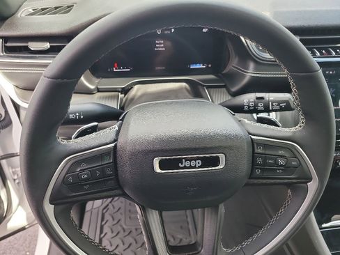 Used 2024 Jeep Grand Cherokee Altitude AWD/4WD image 8