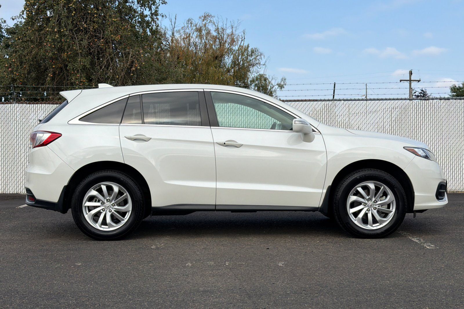 Used 2018 Acura RDX w/ Technology Package AWD/4WD image 3