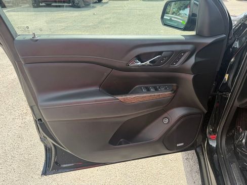 Used 2022 GMC Acadia Denali w/ Denali Ultimate Package FWD image 13