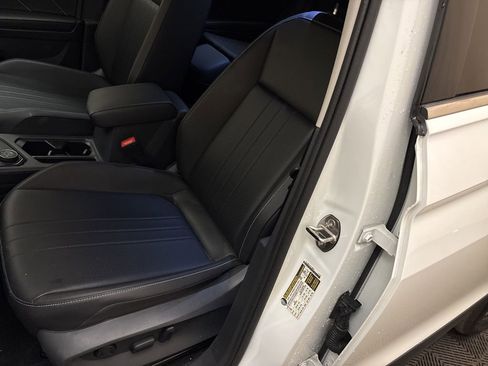 Used 2024 Volkswagen Tiguan SE image 11